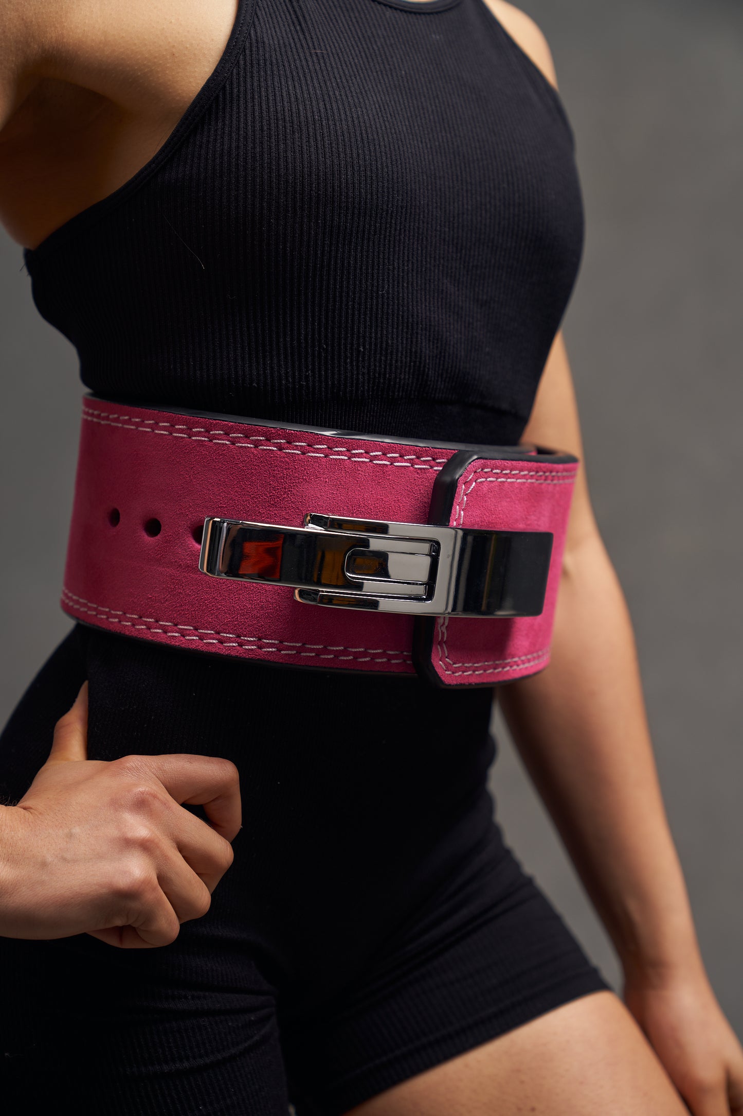 Lever Lifting Belt in Berry
